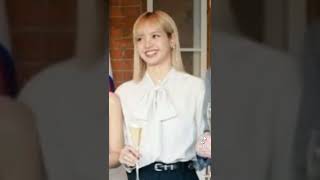 Lisa is in her own world.#fyp #kpop #blackpink #shorts #lisa #blink #rosé #rose #jennie #jisoo