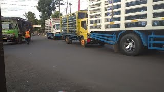 parkir truk pengangkut air galon