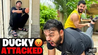 @DuckyBhai  Attacked at our house😡Muneeb ko Ly k Farrar..😑