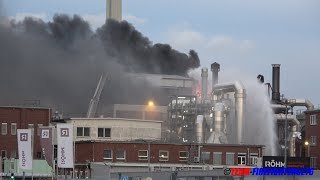 [Großbrand bei Röhm Worms I riesige Rauchwolke] Einsatzkräfte aus Worms und Ludwigshafen im Einsatz