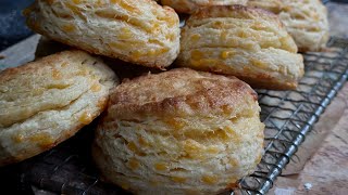 #خبز الثوم والجبنه الشيدر الهش المورق 😍 ‏ ‏Flaky and crisp Homemade Cheesy Garlic #Biscuits!