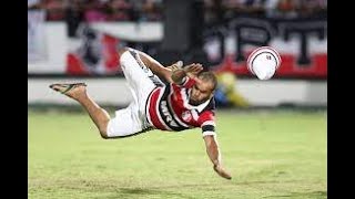 Torcedor do Santa Cruz entra em campo para ensinar goleiro a pegar. 24/04/22