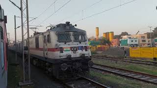 12432-Rajdhani Express Slowly Overtake 19260-Bhavnagar Terminus-Kochuveli Express At Vadodara Outer