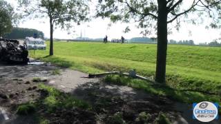 Auto over de kop op dijk in Maassluis