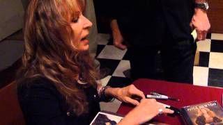 Juice Newton signing autographs - TopSignatures.com