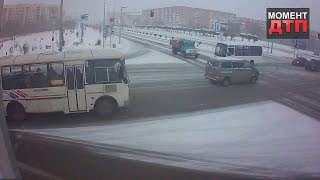 Момент ДТП: Грузовик против автобуса, Караганда, 13.11.2016