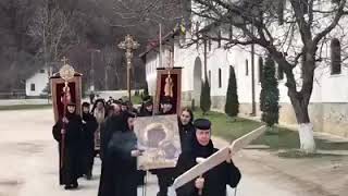 Procesiune  cu Sf. Icoane in vreme de pandemie la Mănăstirea Rîmet.