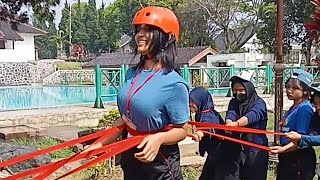 Game berjalan diatas tali siswi SMA Bunda Kandung jakarta