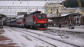 Поезд Тверь - Иркутск под электровозом ЭП20 и с опытным двухэтажным вагоном в Красноярске