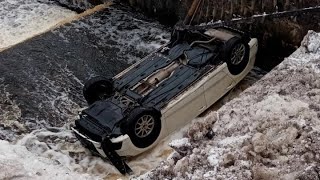 В Ломоносове машина пробила ограждение и упала в водопад