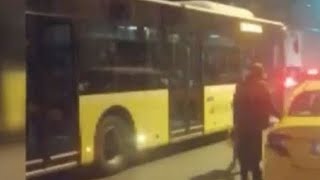 Çmendet taksisti! Debatoi me pasagjeren, e zbriti në tokë dhe e shtyu drejt gomave të autobusit