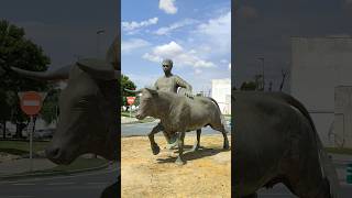 Monumento dedicado a las capeas ubicado en la entrada a San Juan del Puerto por Huelva. #toros