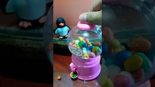 PENGUIN PLAYING CANDY MACHINE #trending #shorts