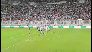 لاعبي المنتخب الوطني يحتفلون بالفوز مع الجماهير بعد نهاية المباراة