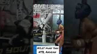 Atlet Muay Thai NTB, Andrian Pukul Jatuh Lawan Ketika Latihan