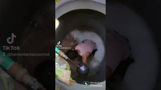 LIMPIANDO SUCIEDAD DE UN TANQUE DE RESERVA DE AGUA PLASTICO.