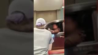 Minuramura ang manager sa isang drive thru #trending