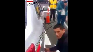 CONDUCTOR EVITA QUE SE LO LLEVE LA GRÚA SACANDO LAS LLANTAS A SU CARRO.