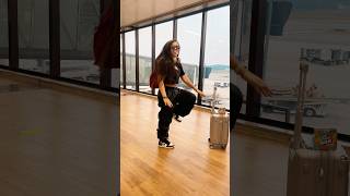 ASTRONOMIA SHUFFLE DANCE 🌟 SUPER TREND NO AEROPORTO #dance #shuffle #shorts #trend