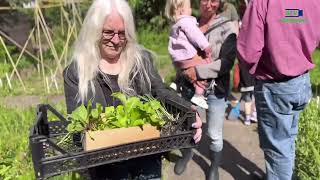 2023 05 30 De Buurttuin 2, planten maar