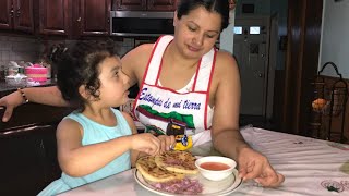 Haciendo pupusas de papa