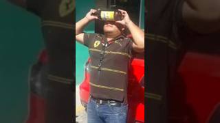 Hombre viendo eclipse solar con una botella de caguama