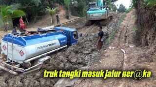 Truk tangki melewati tanjakan trans papua