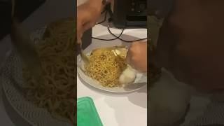 Indomie, siapa yang porsi Indomienya seperti ini? 2 porsi, tambah nasi & telur 😂