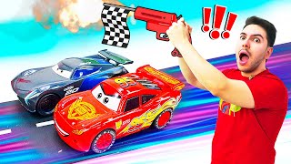 ¡Una pista de carreras con obstáculos para Rayo McQueen y Cruz! Juego de coches para niños