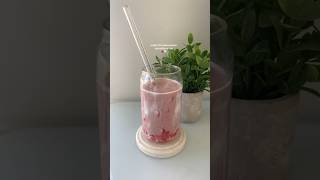 Make the Hailey Bieber smoothie with me 🍓 #fashionblogger #thatgirlmotivaton #aesthetic #smoothie