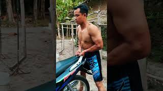 Badan kekar ngangkat motor🦾🏍️ #shorts #fypyoutube #biceps #viral #trending #challenges