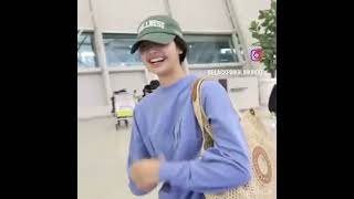 Lisa in Hawaii airport ✈️