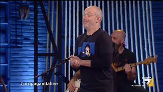 #Propaganda live - Matteo Salvini guida cantando Messa e Propaganda live