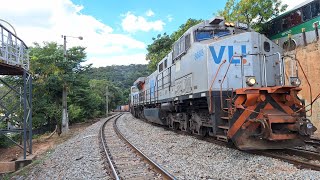 Trem vazio com vagões hoppers e conteiners passando por Itaúna MG