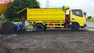 truk dam muat pasir manual