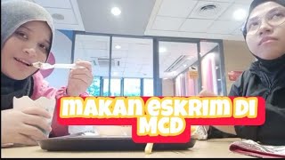 makan eskrim di McD