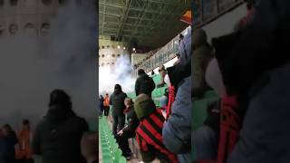 INCREDIBILE TIFOSI ROMA LANCIANO BOMBE CONTRO I MILANISTI A SAN SIRO!