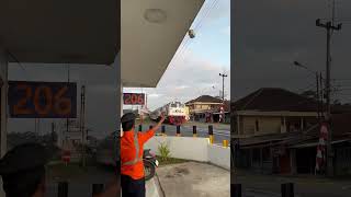 #kai#viral#railfans #keretaapi #palangperlintasankeretaapiindonesia #railfans