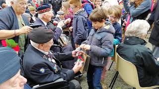 D-day. Des écoliers décorent les vétérans, Thury-Harcourt