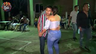 ¡Bien Agarradito! Parejas Deslumbrantes en el Baile Ranchero de la Noche 😍