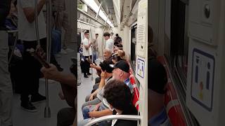 Arada belə də olur. Metroda sazla ifa. Hər kəs məəttəl qaldı.