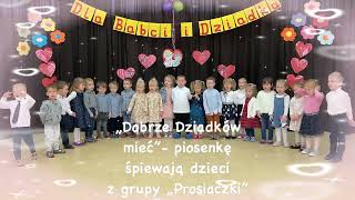 "Dobrze Dziadków mieć" - piosenkę śpiewają dzieci z grupy "Prosiaczki"