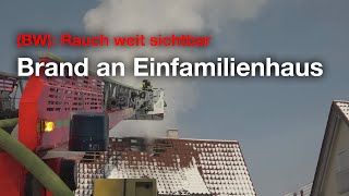 Dachstuhlbrand: Feuerwehr erhöht Alarm aufgrund auf Anfahrt gesichteter Rauchentwicklung