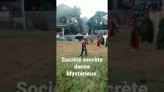 Danse Mystérieux dans la cour de la Chefferie.