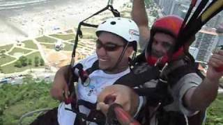 João Marcos voando de parapente em São Vicente/SP - Brasil