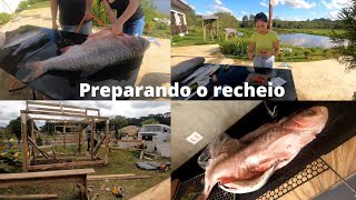 Preparando a carpa para assar 😋 parte 1+ fazendo a casa de boneca da Lorena!