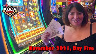 Las Vegas vlog - November 2021, Day Five: Random gambling, bonuses, and parrot rage