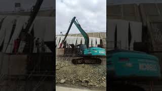 Pouring Concrete Retaining Wall #shorts #concrete