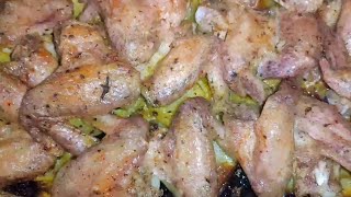 Куриные крылышки с картошкой, запеченные в духовке.Вкусно и просто.