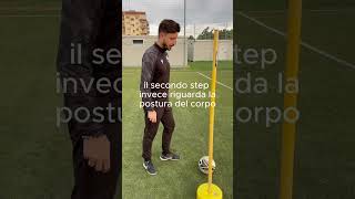 CONTROLLO E DRIBBLING #calcio #soccer #football  #shorts #soccerskills #tutorial #skills